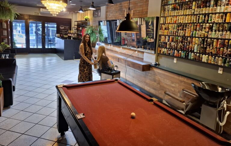 Salão feminino com sinuca estreia em Vila Velha